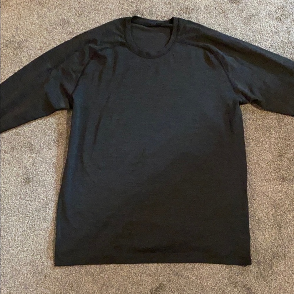 Men’s lululemon black metal shirt